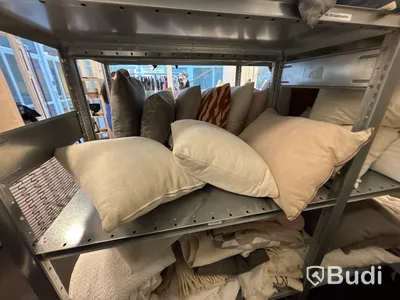Parti med diverse prydnadskuddar och filtar