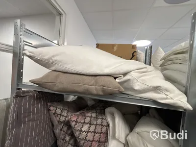 Parti med diverse prydnadskuddar och filtar