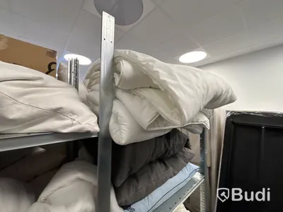 Parti med diverse prydnadskuddar och filtar
