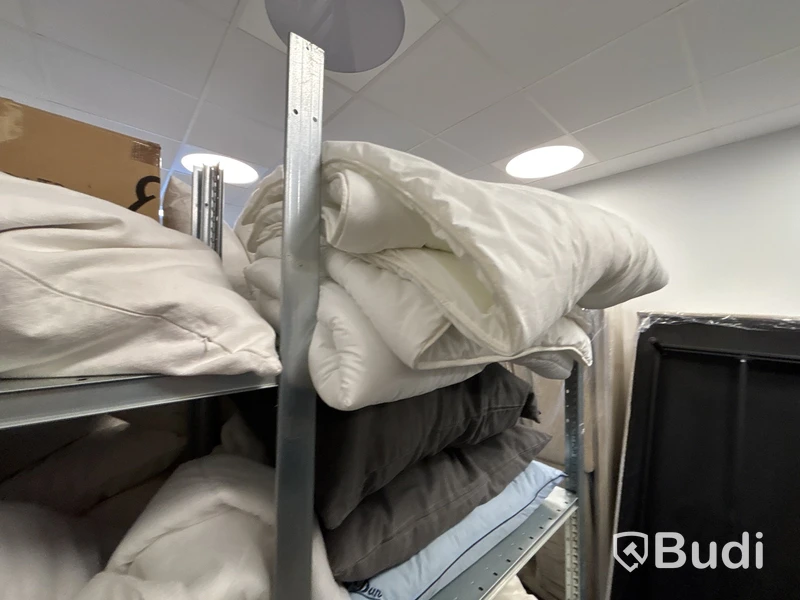 Parti med diverse prydnadskuddar och filtar