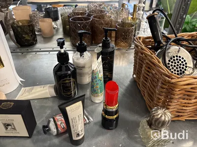 Parti med diverse badrums tillbehör