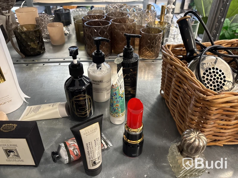 Parti med diverse badrums tillbehör