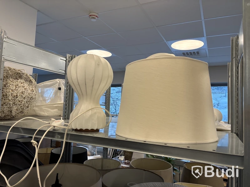 Parti med diverse taklampa och lampskärm