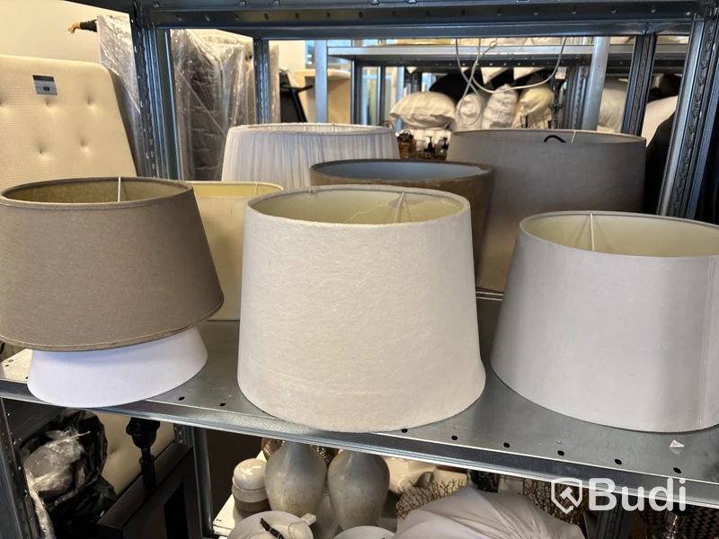 Parti med diverse taklampa och lampskärm