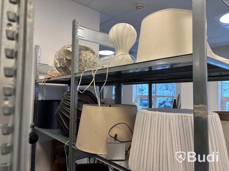 Parti med diverse taklampa och lampskärm