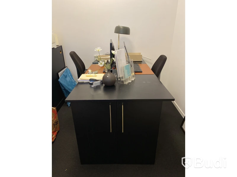Arbetsstation med 2 st. kontorsstolar