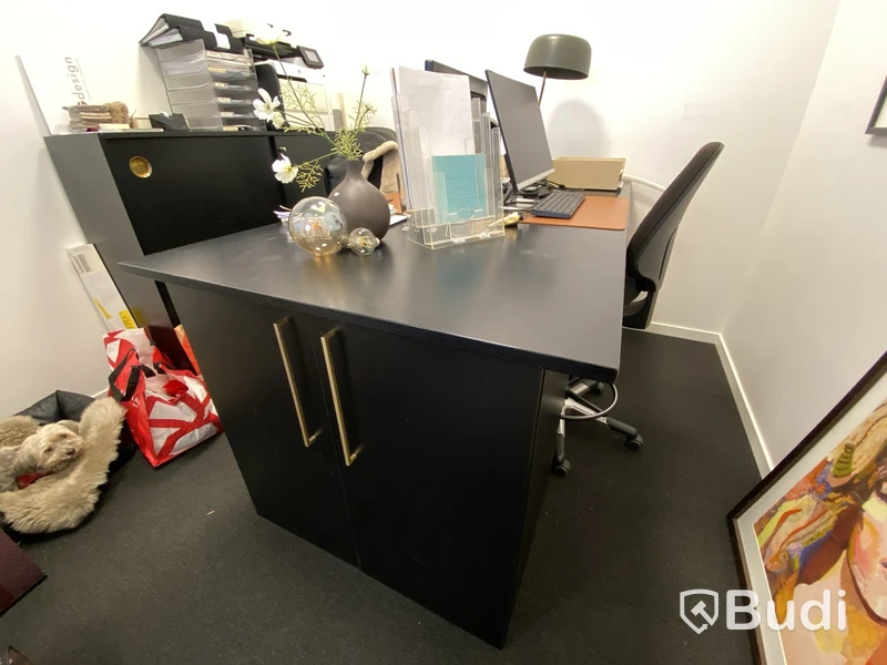 Arbetsstation med 2 st. kontorsstolar