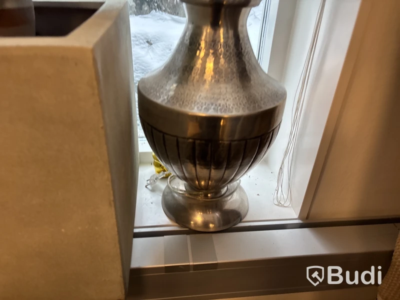 Parti med konstväxter inkl. bordslampa