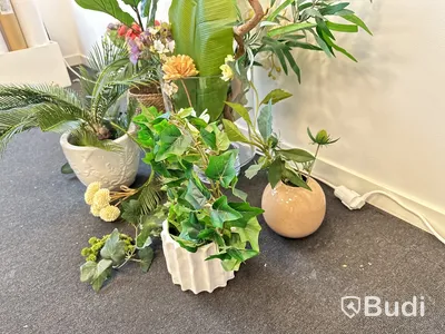 Parti med krukor, vaser och plastblommor