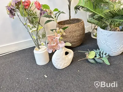 Parti med krukor, vaser och plastblommor