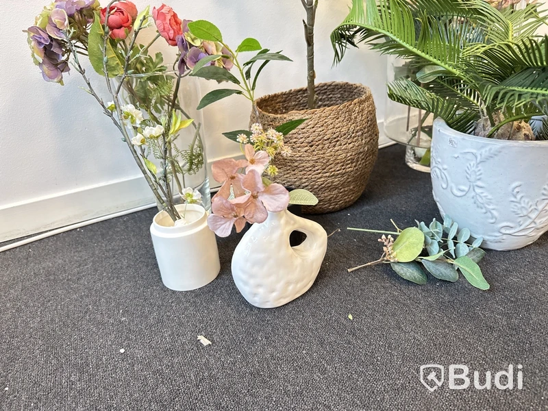 Parti med krukor, vaser och plastblommor