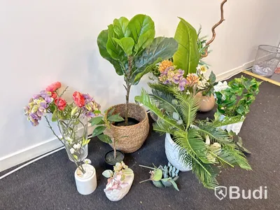 Parti med krukor, vaser och plastblommor