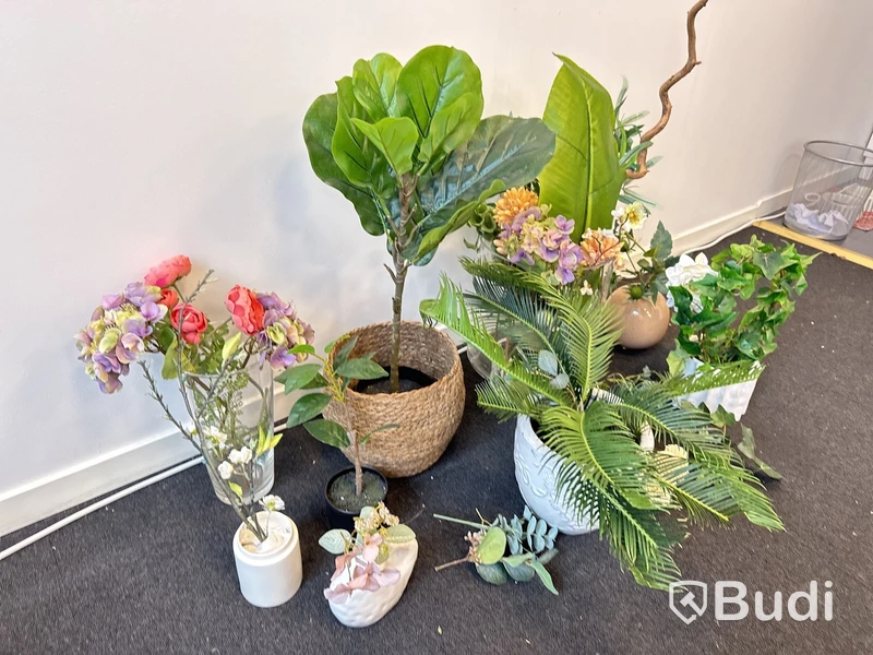 Parti med krukor, vaser och plastblommor