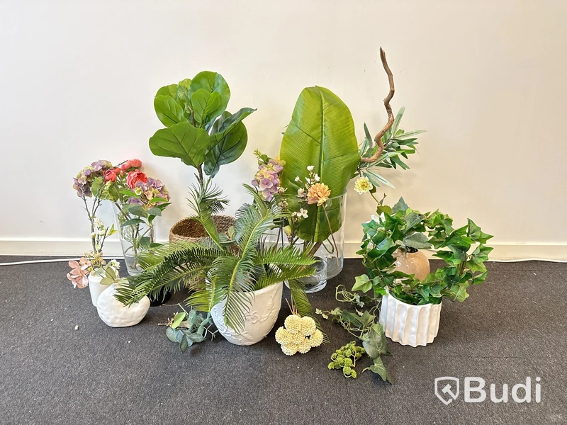 Parti med krukor, vaser och plastblommor