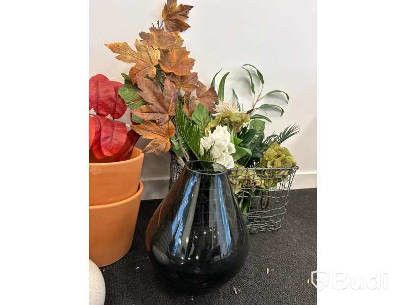 Parti med korgar/krukor, vaser och plastblommor