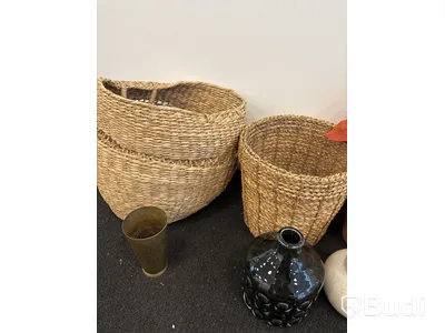 Parti med korgar/krukor, vaser och plastblommor