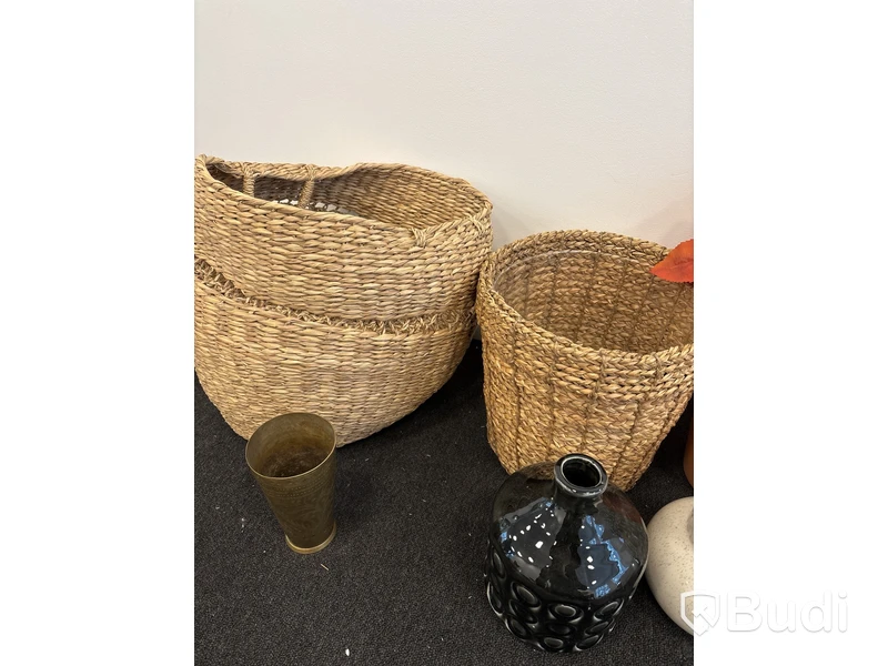 Parti med korgar/krukor, vaser och plastblommor