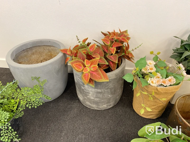 Parti med krukor, vaser och plastblommor