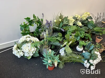 Parti med krukor, vaser och plastblommor