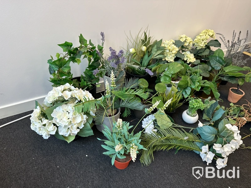 Parti med krukor, vaser och plastblommor