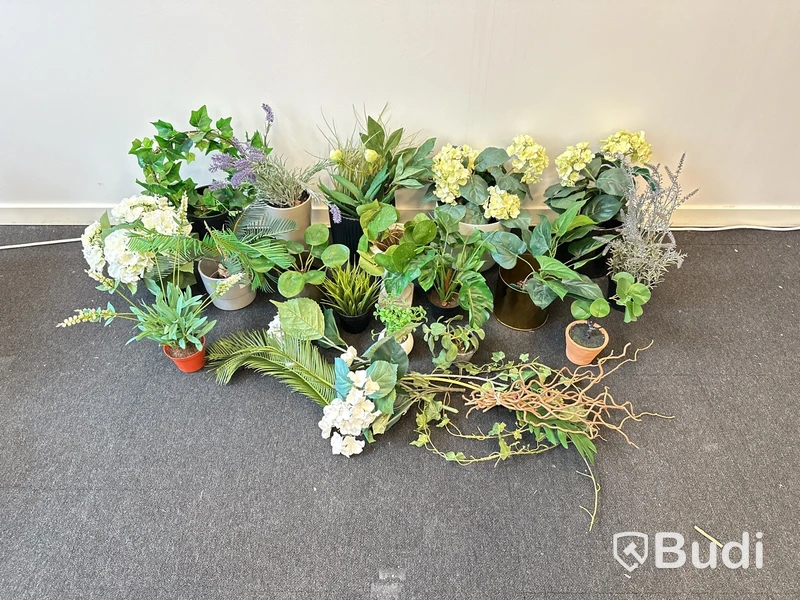 Parti med krukor, vaser och plastblommor