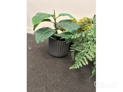 Parti med vasor, krukor och plastblommor