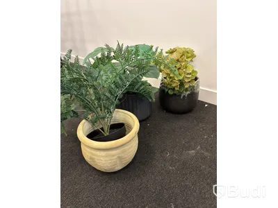 Parti med vasor, krukor och plastblommor