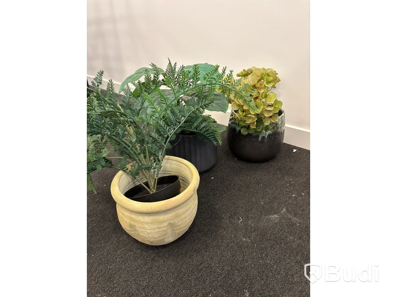 Parti med vasor, krukor och plastblommor