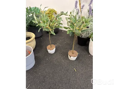 Parti med vasor, krukor och plastblommor