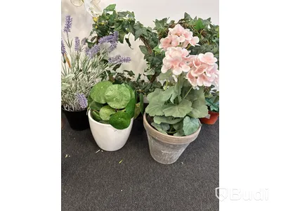 Parti med vasor, krukor och plastblommor