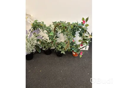 Parti med vasor, krukor och plastblommor