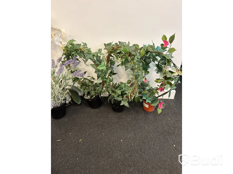 Parti med vasor, krukor och plastblommor