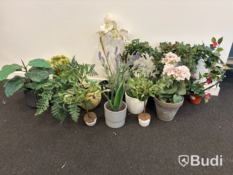 Parti med vasor, krukor och plastblommor