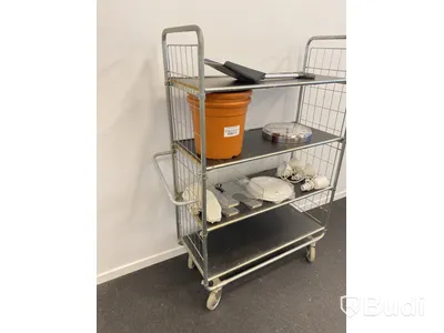 Rullvagn med hyllor