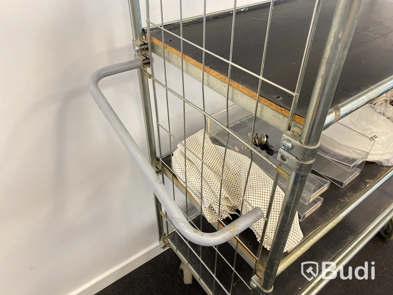 Rullvagn med hyllor
