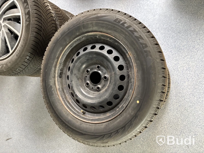 4 st. Vinterhjul Bridgestone 215/65R16 102S