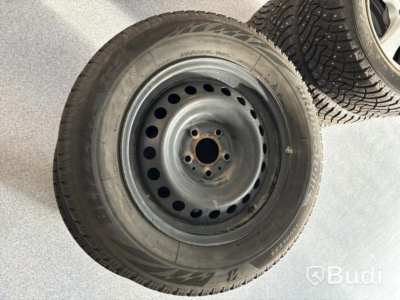 4 st. Vinterhjul Bridgestone 215/65R16 102S