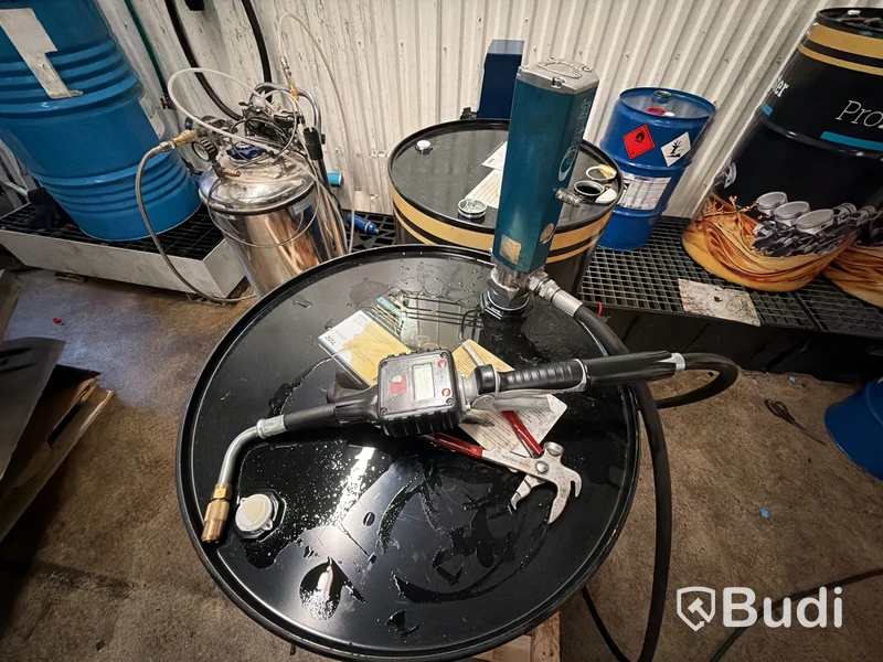 Oljetunnor 1 full, 5 tomma, 1 blå liten nästan full