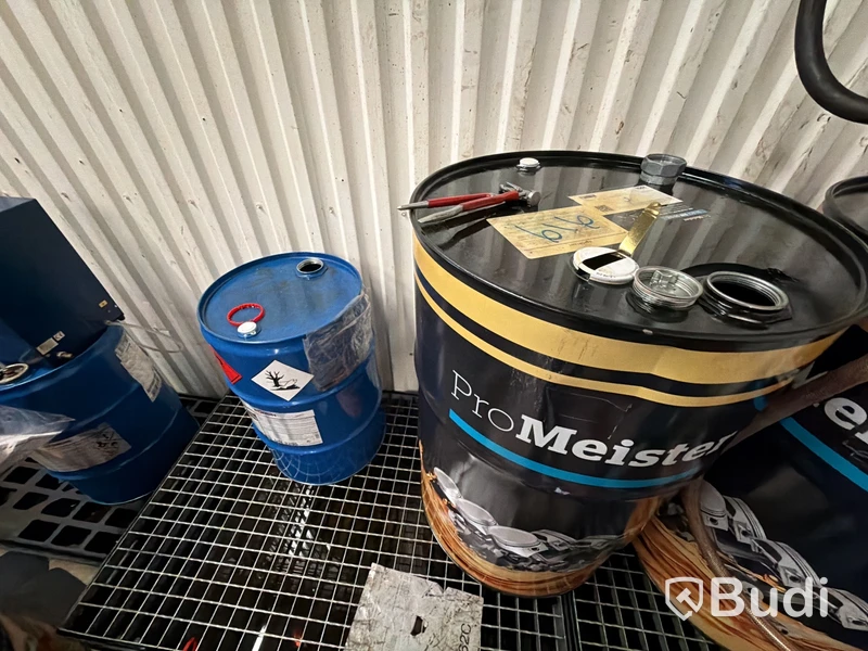 Oljetunnor 1 full, 5 tomma, 1 blå liten nästan full