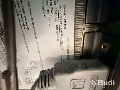 Bilmonter med ljusinstallation i taket och tv display ställning
