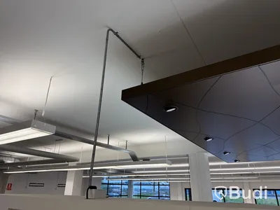 Bilmonter med ljusinstallation i taket och tv display ställning