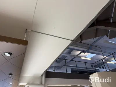 Bilmonter med ljusinstallation i taket och tv display ställning