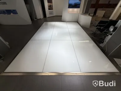 Bilmonter med ljusinstallation i taket och tv display ställning