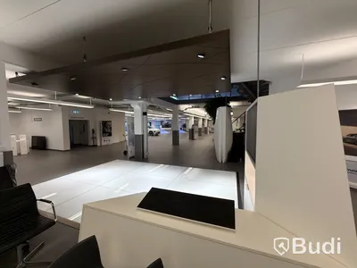 Bilmonter med ljusinstallation i taket och tv display ställning