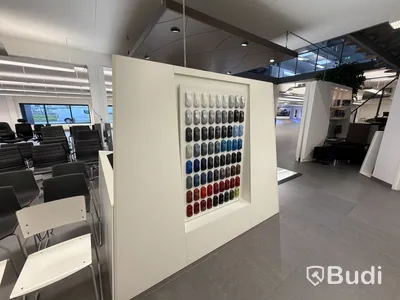 Bilmonter med ljusinstallation i taket och tv display ställning