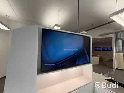 Bilmonter med ljusinstallation i taket och tv display ställning