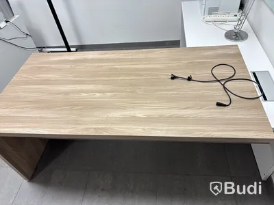 Skrivbord inkl. skrivare och dokumentförstörare