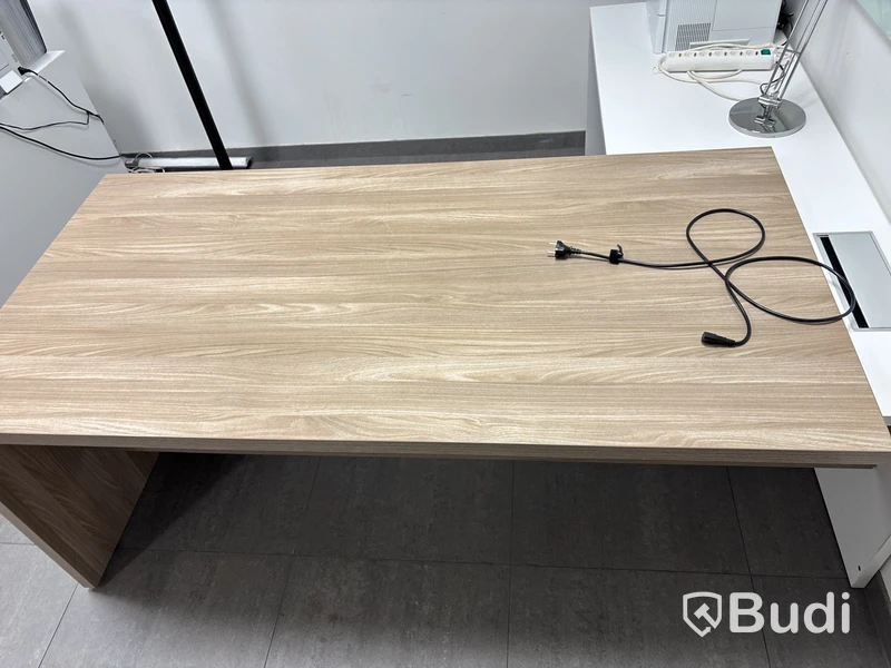 Skrivbord inkl. skrivare och dokumentförstörare