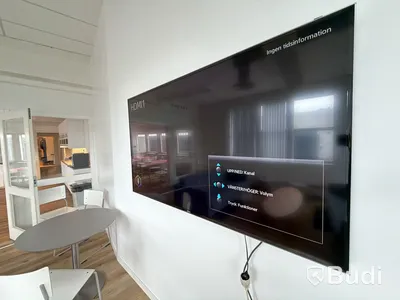 TV Samsung 65 tum UE65H6475SUXXE Full HD inkl. konferensbord på hjul