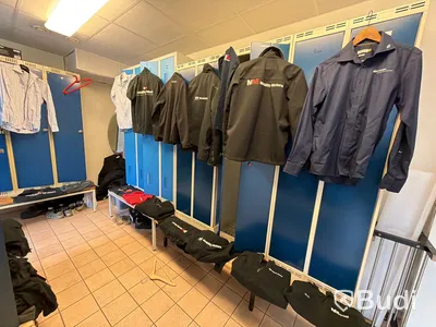 Parti med diverse omklädningsskåp